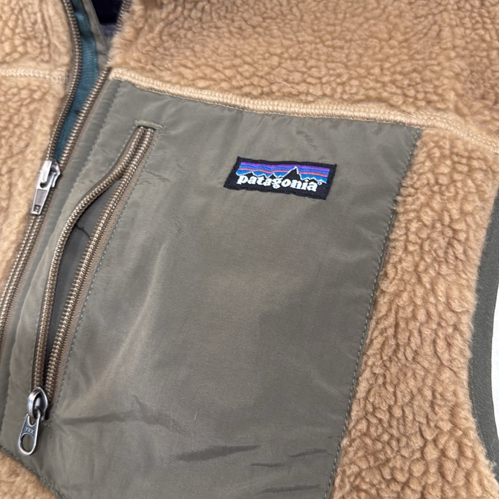 Patagonia Tan and Green Fleece Vest Outdoor Essential - Picture 2 of 4
